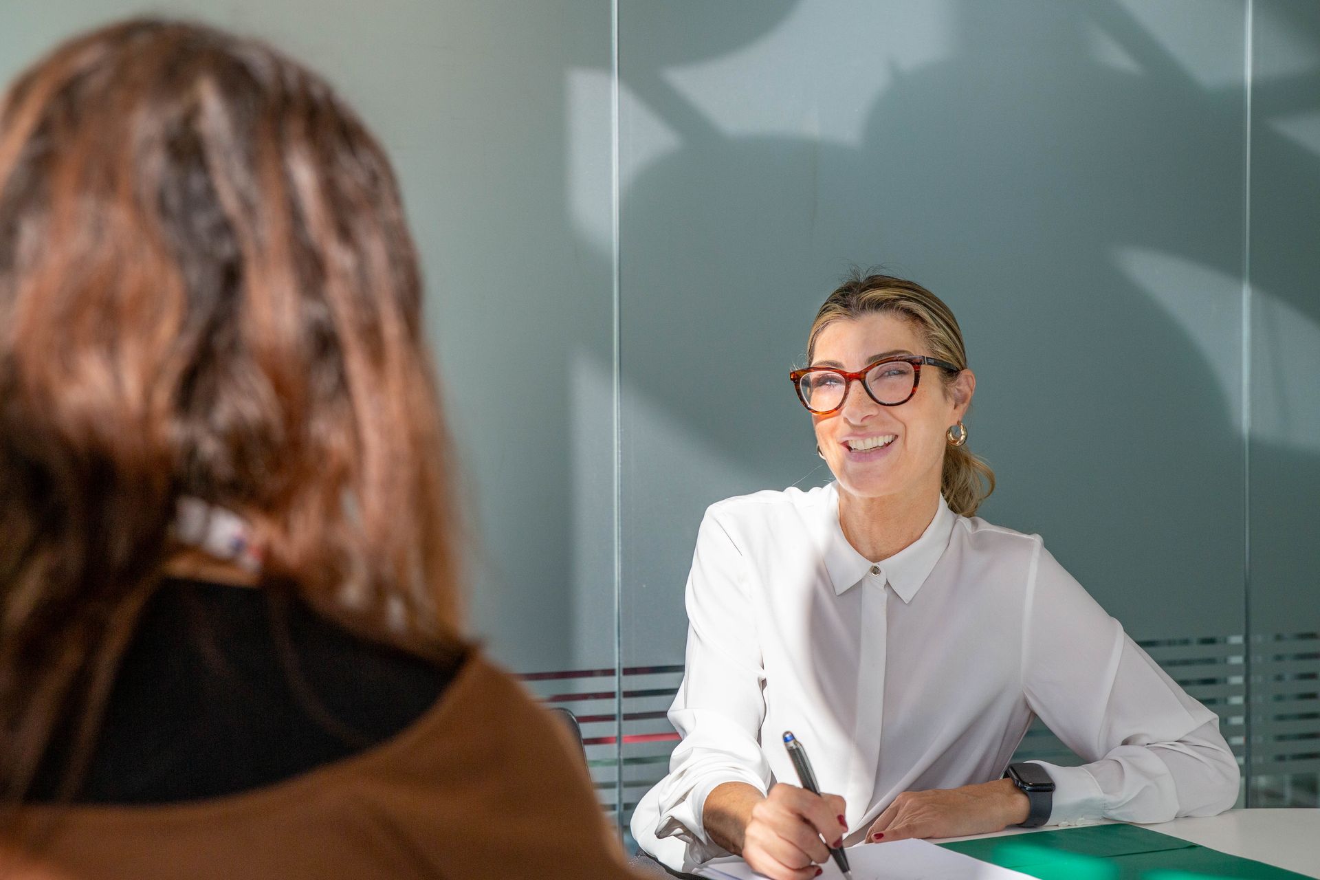 Annalisa Carnovali sorridente durante una consulenza con una cliente