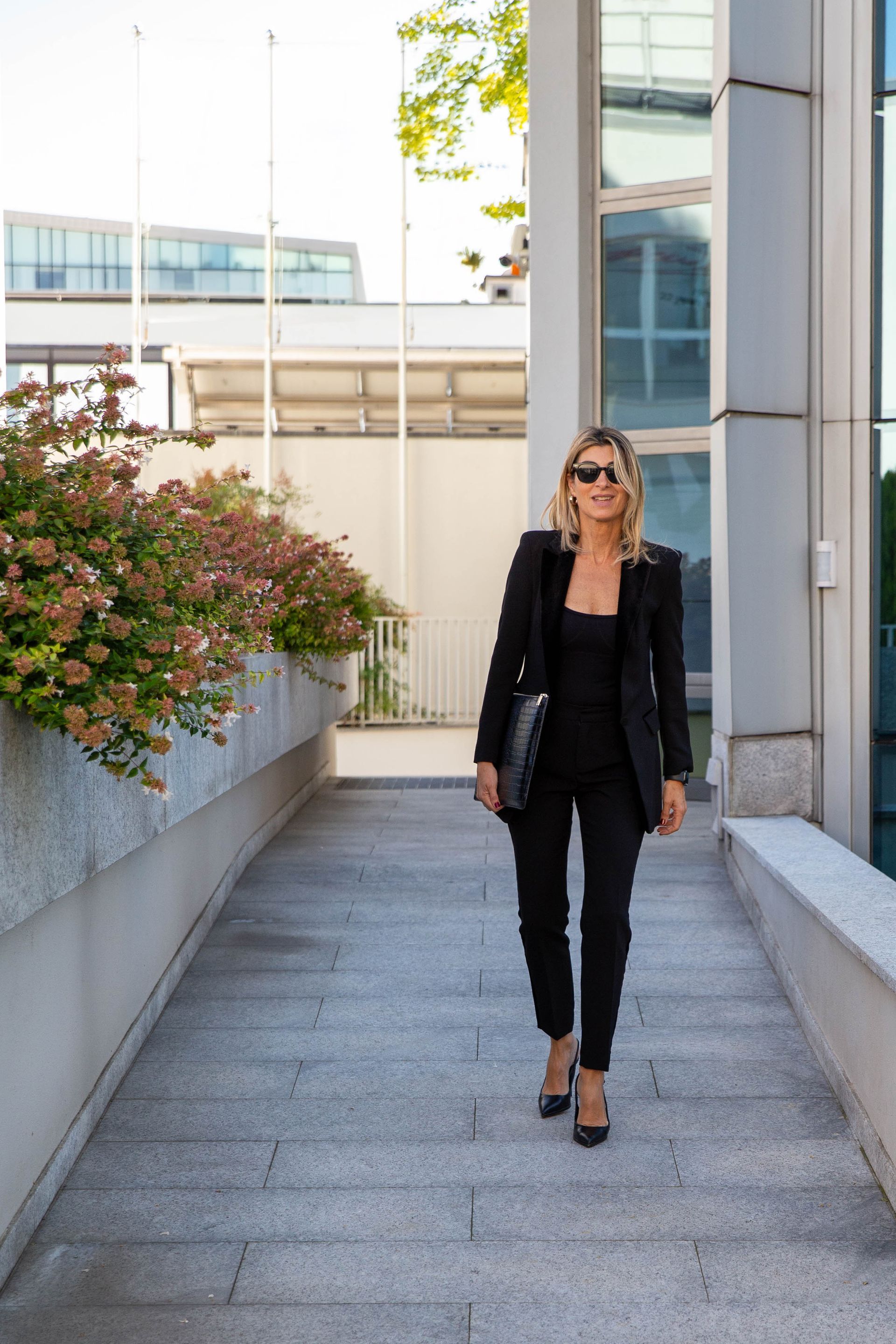 Annalisa Carnovali cammina con sicurezza in total look nero